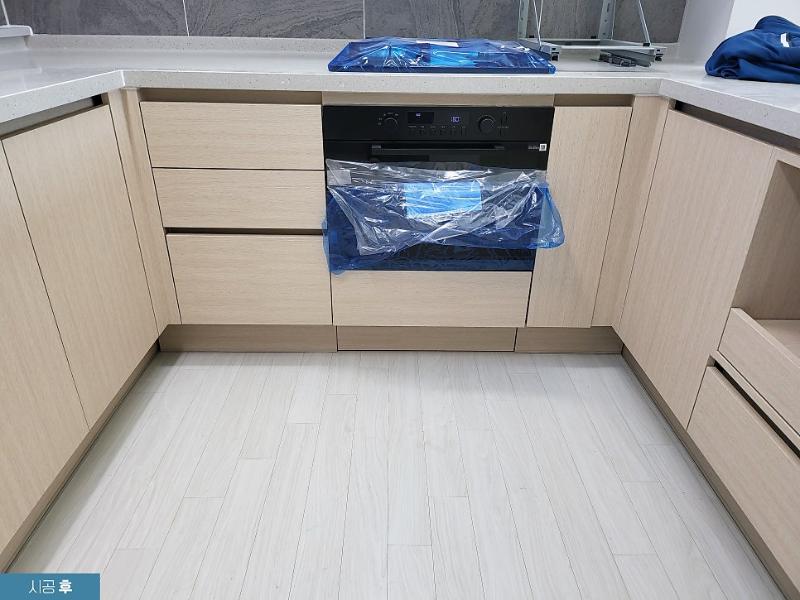 베이지 톤 캐비닛과 흰색 상판의 조화
