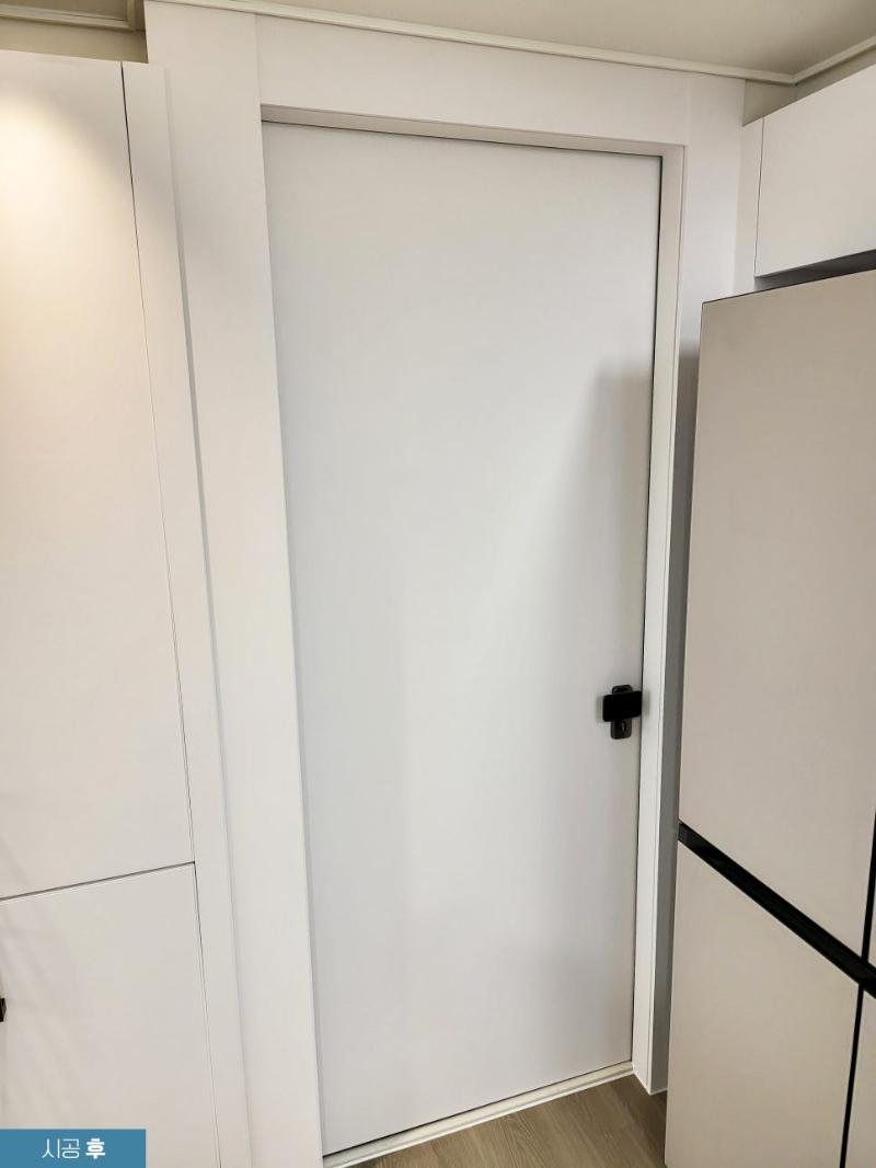 화이트로 마감된 슬라이딩 도어 상부 프레임