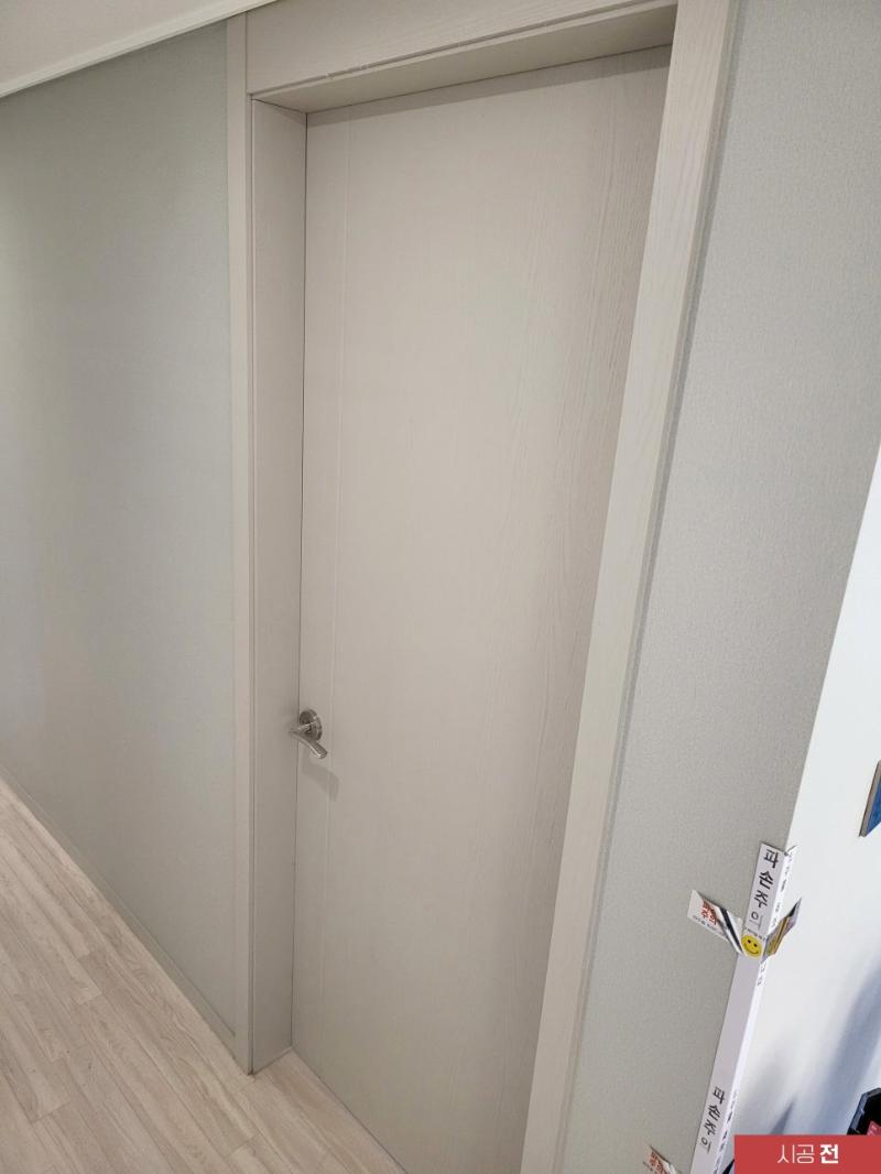 힌지가 보이는 여닫이 도어 상부의 시공 과정