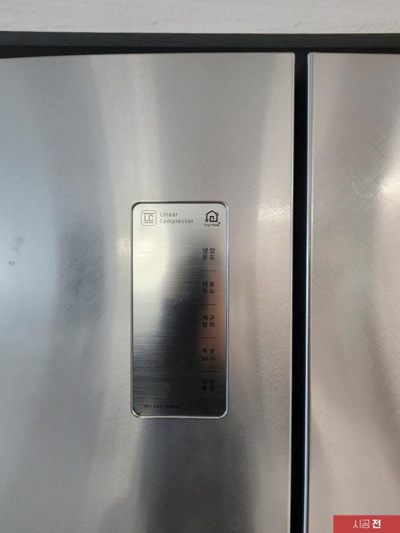 로고 스티커 주변의 정밀한 래핑 작업 단계