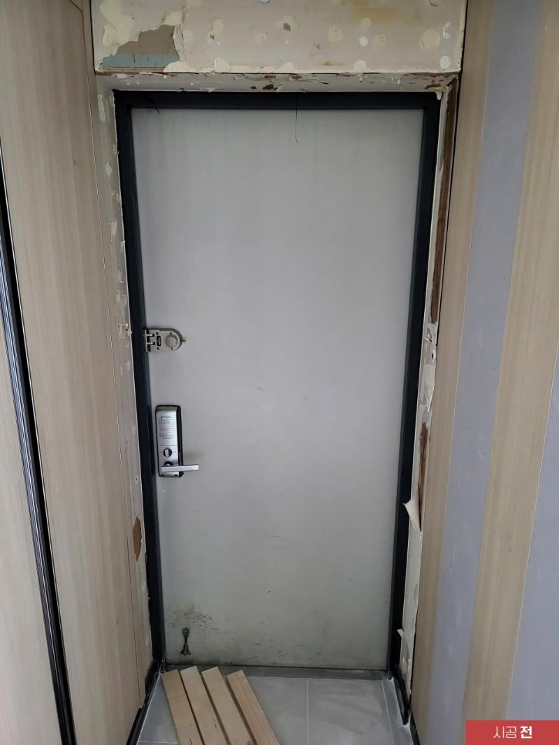 벽면 흠집과 오염이 보이는 시공 전 현관