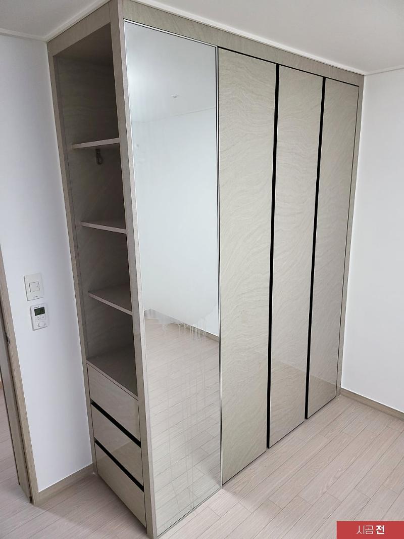 도어 패널을 탈거하여 필름을 입히는 과정