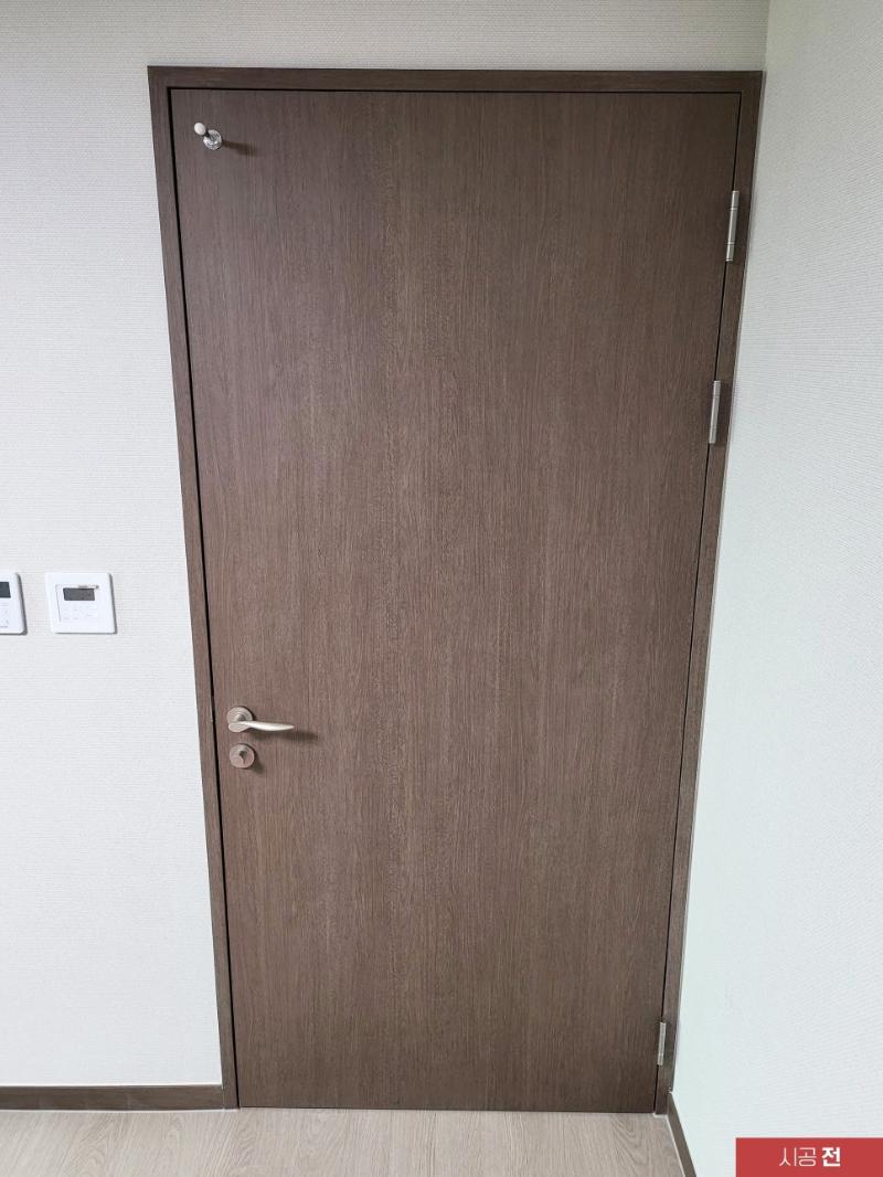 힌지가 보이는 시공 전 여닫이 도어