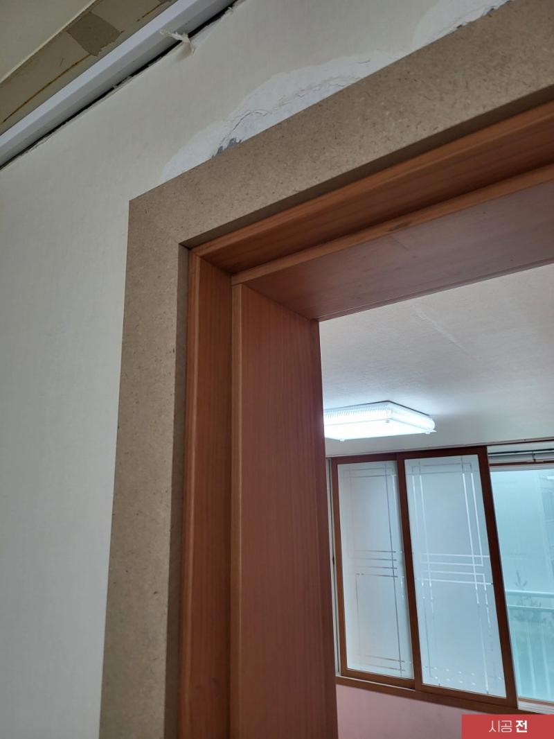 필름 래핑 전 문틀과 벽면의 접합 상태