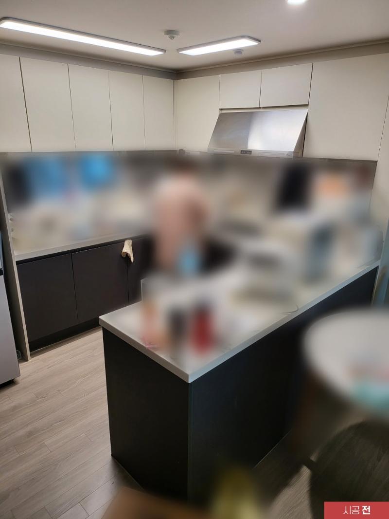 검은색 아일랜드 카운터와 흰색 상판의 대비