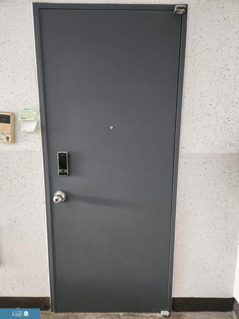 시공 후 여닫이 도어 상부와 프레임 마감