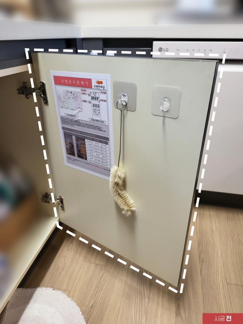 문짝에 부착된 방지 장치와 포스터 근접 샷