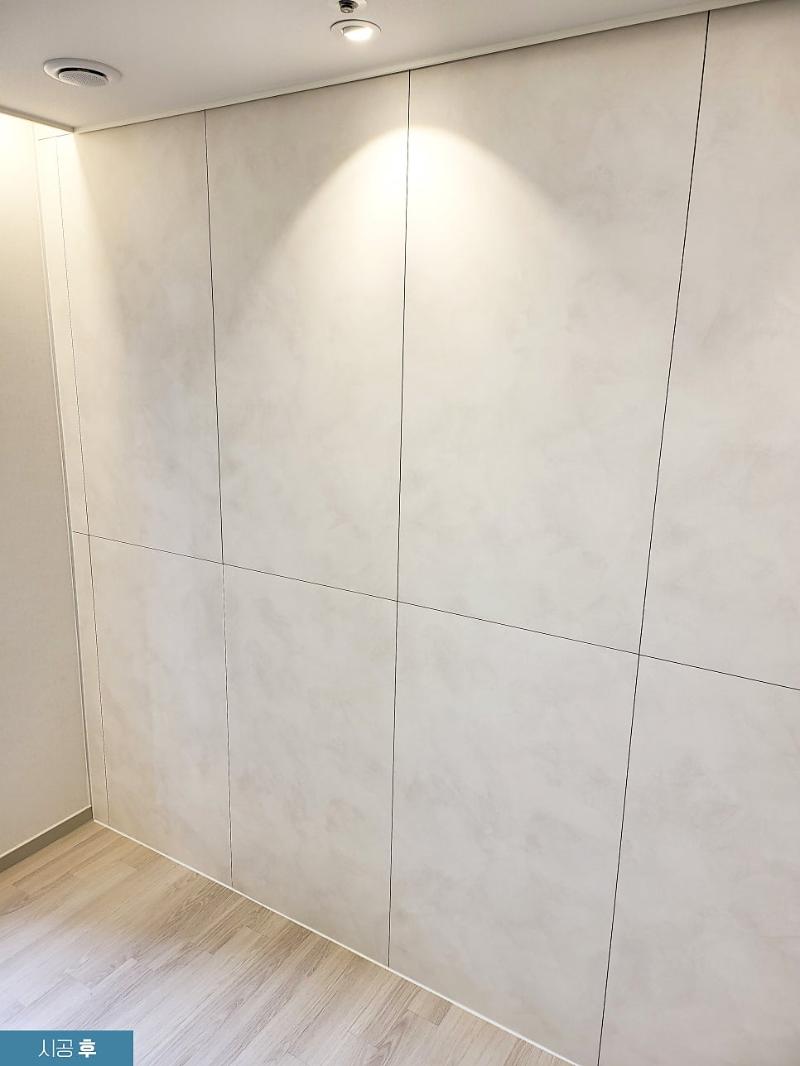 흰색으로 마감된 벽면과 목재 바닥재