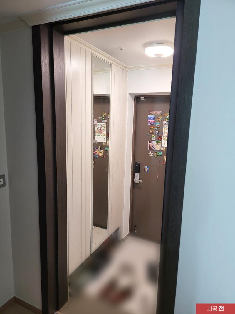시공 전 수납장과 불투명 도어 패널의 모습