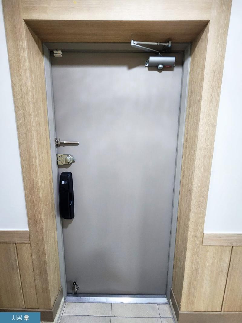 통일된 톤으로 마감된 도어와 프레임