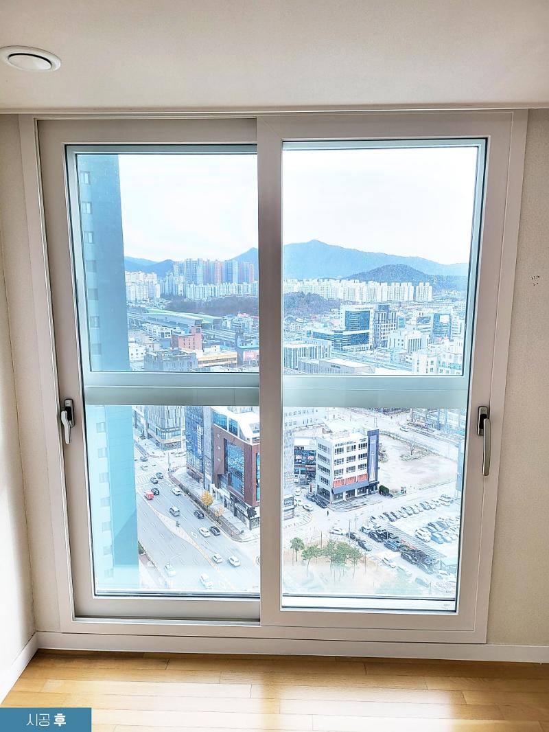 펄실리콘 코킹으로 마감된 화이트 샷시