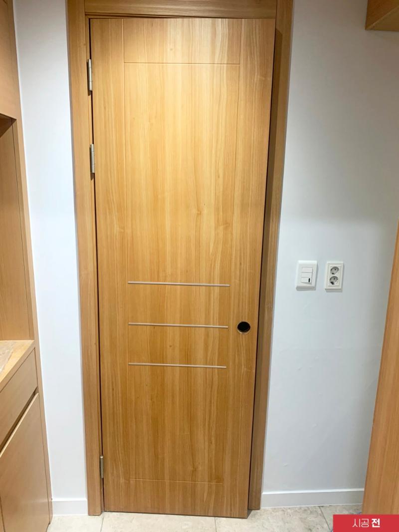 힌지 주변 시트지가 층지어 벗겨진 시공 전 모습