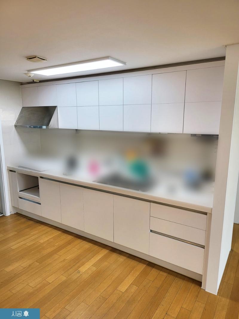 화이트 수납장과 우드 바닥의 대비