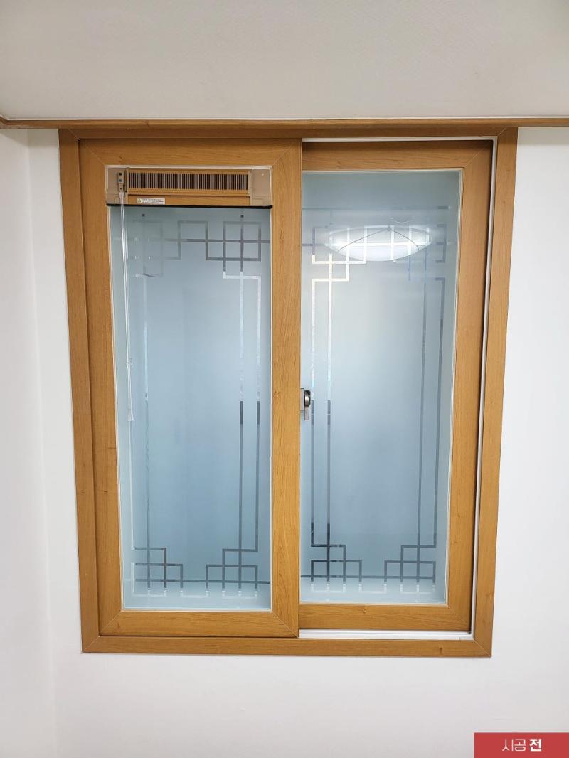 창호 프레임에 필름지를 부착하는 과정