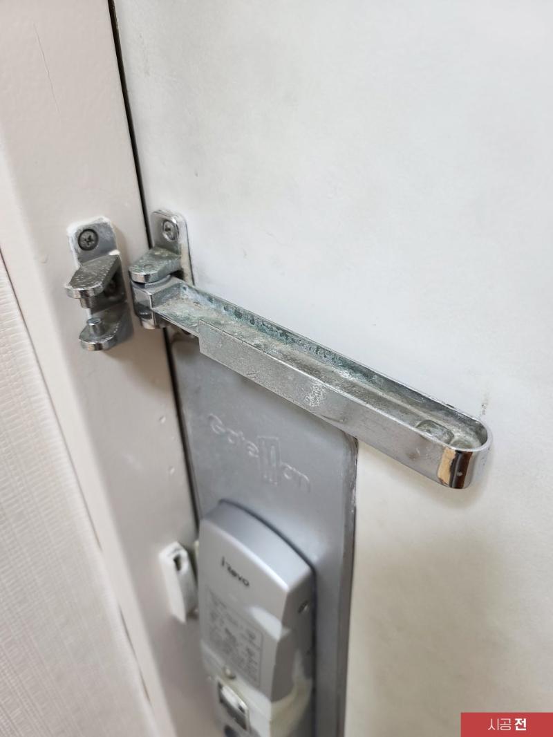 금속 잠금장치와 전기 장치가 설치된 도어 부분
