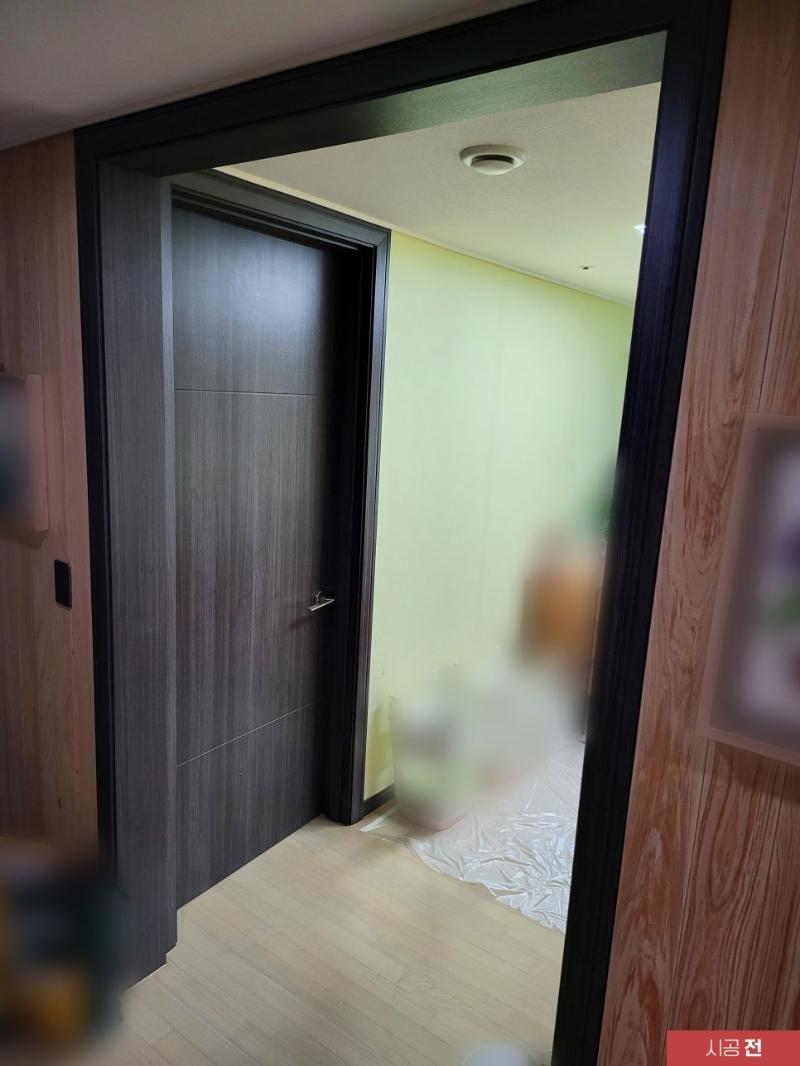 기존 시트지가 덮인 수납장의 불투명 도어 패널
