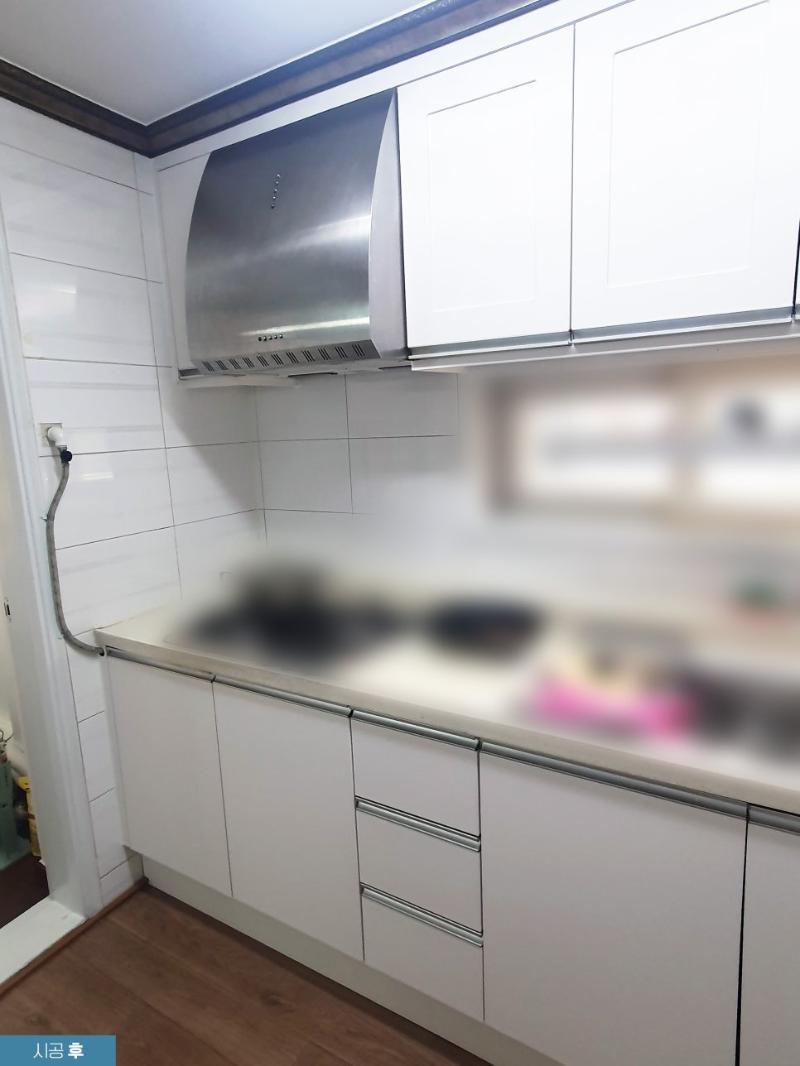 화이트 수납장과 베이지색 상판이 어우러진 모습