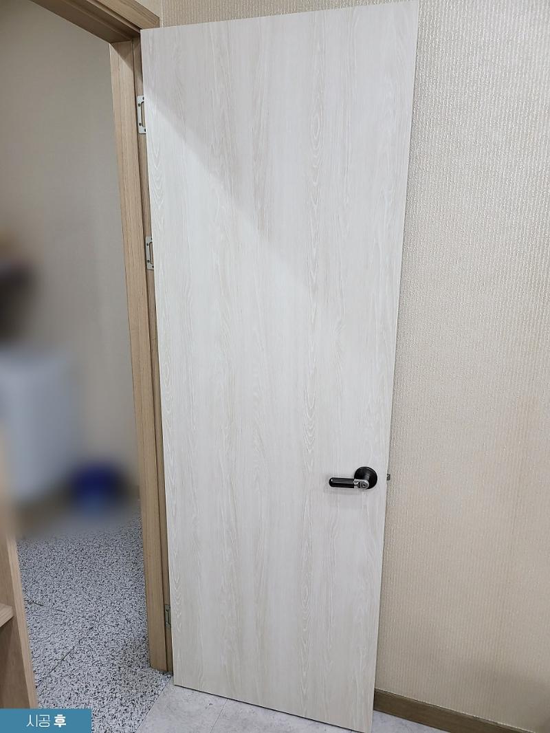 부드러운 우드결이 살아난 시공 후 여닫이 도어