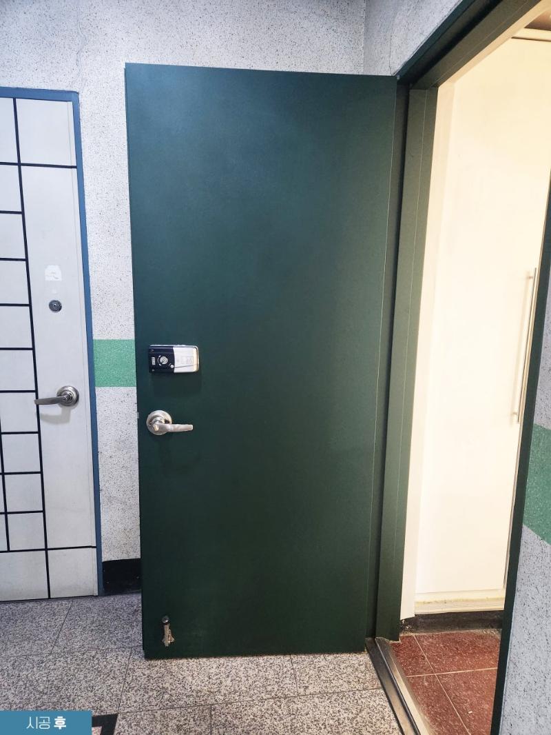 다크그레이 컬러가 적용된 도어와 하부 패널