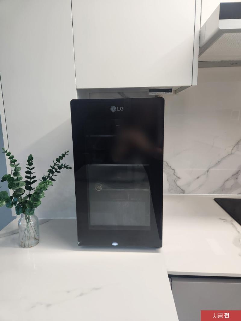 검은색 LG 가전이 놓인 주방 상판 근접샷