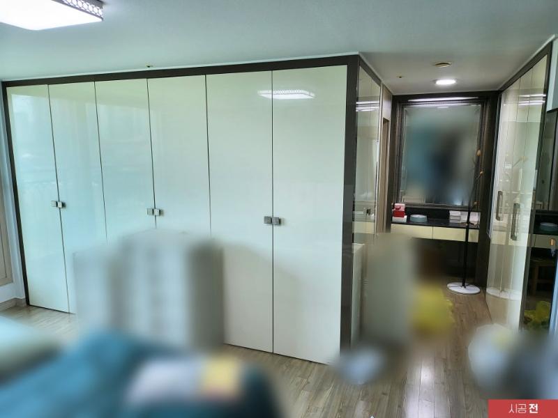 필름 래핑을 위해 표면을 정리 중인 수납장