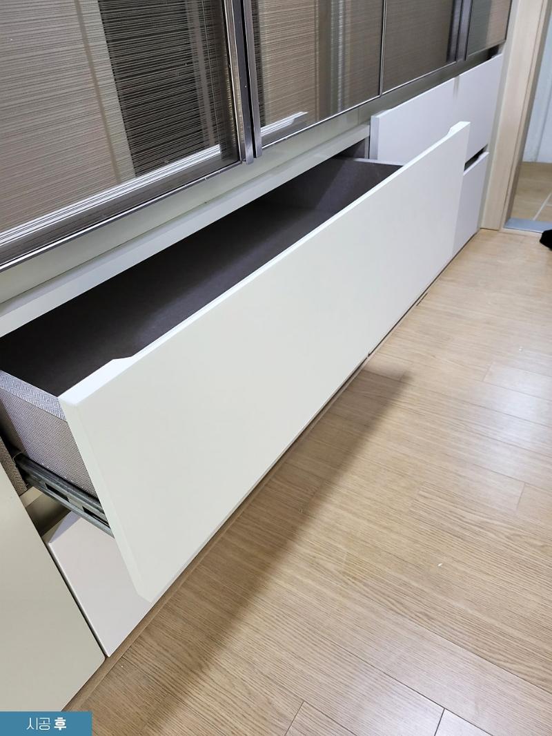 화이트 필름으로 리폼된 화장대 수납장