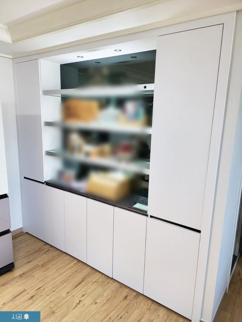 수납장 하단과 바닥의 마감 처리 상태