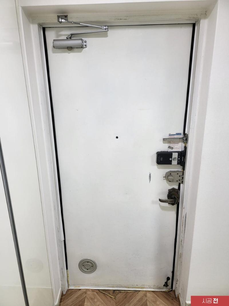시공 전 색이 바랜 신발장 도어와 하부 패널