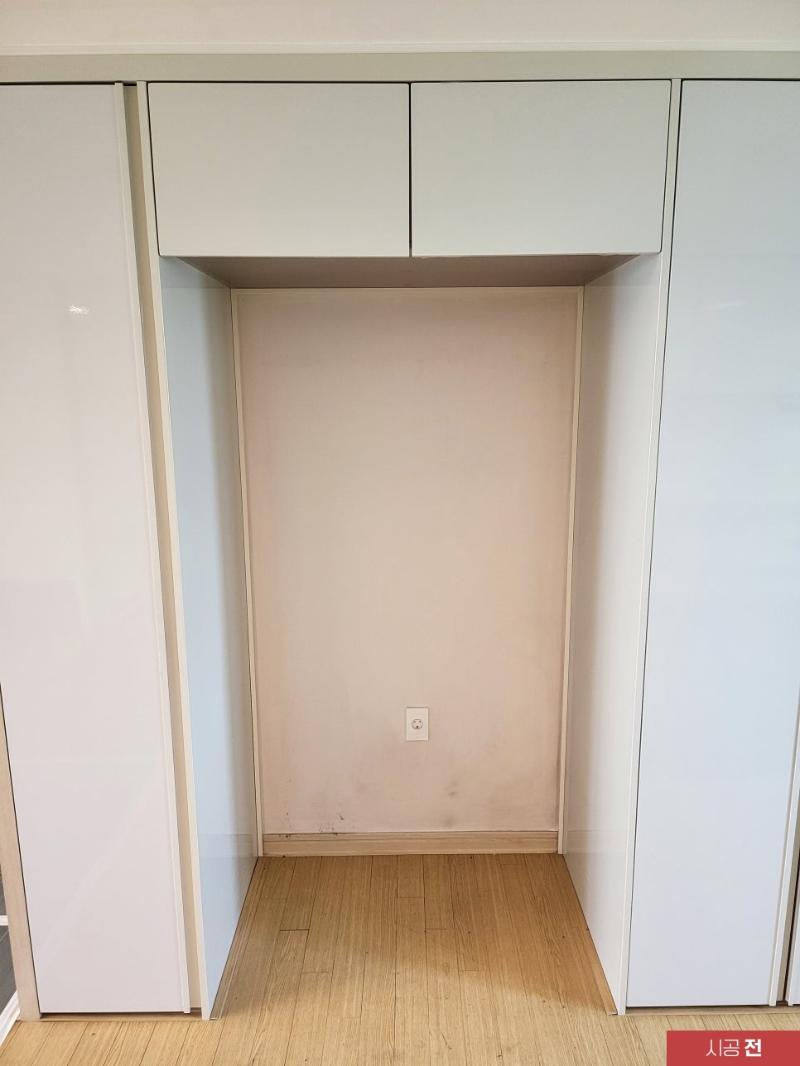 리폼 전의 브라운 톤 슬라이딩 문과 수납장