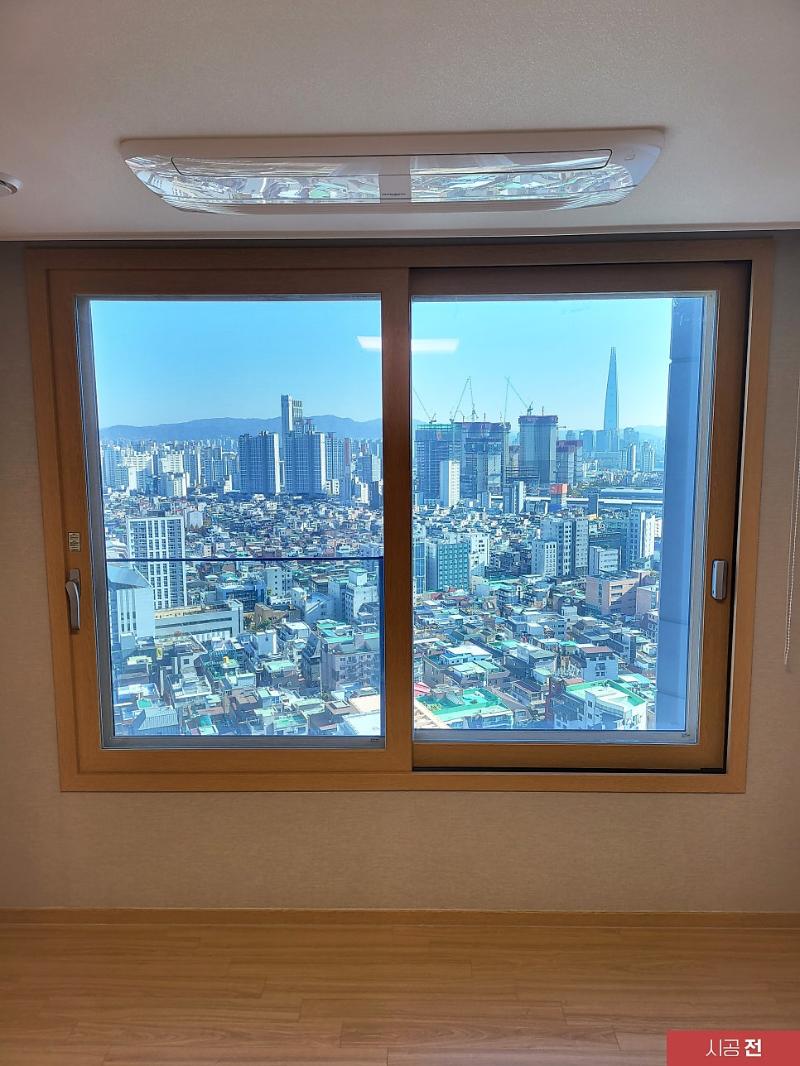 시공 전 우드색의 창문 프레임