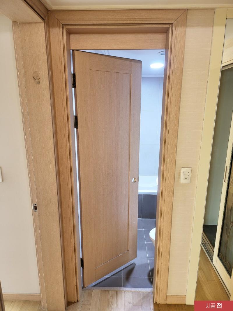 필름 시공 전 힌지가 보이는 도어와 프레임 상태