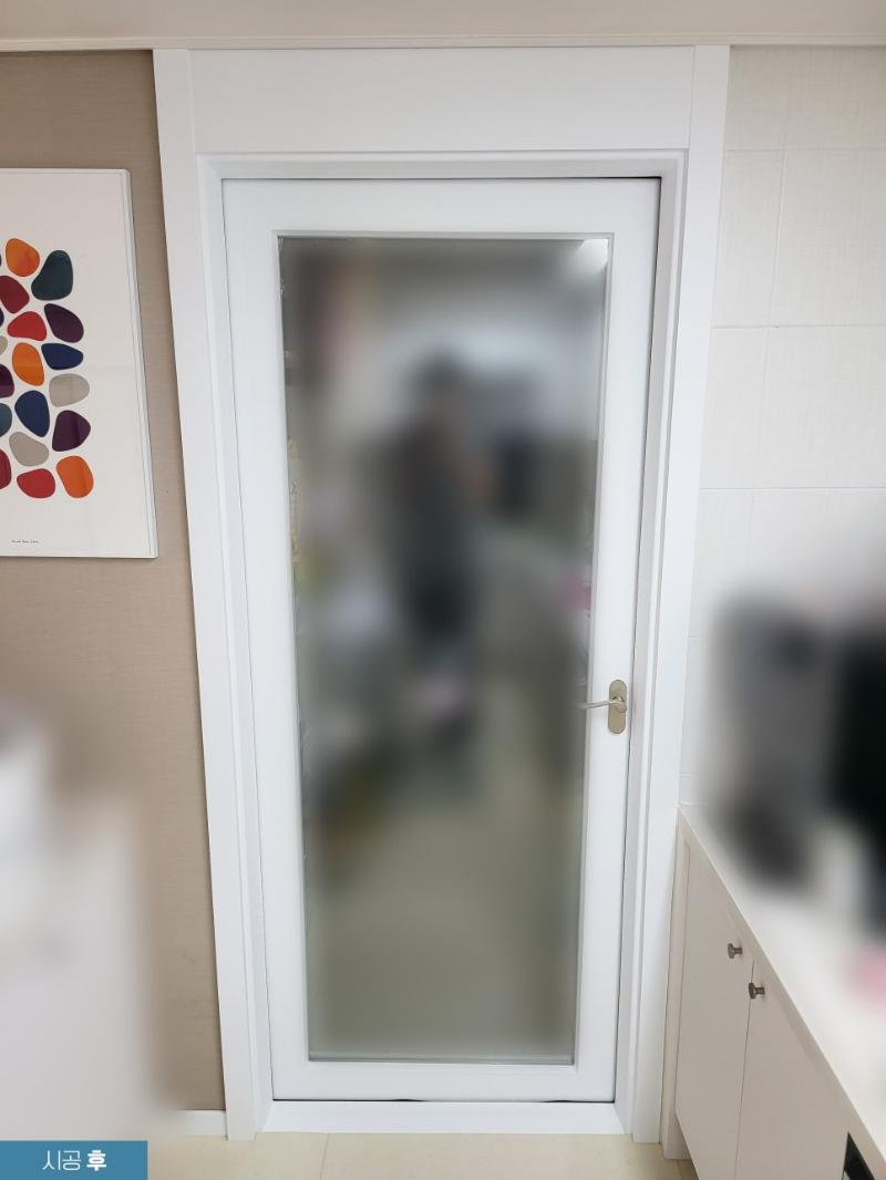 유리 패널과 프레임의 접합부 마감