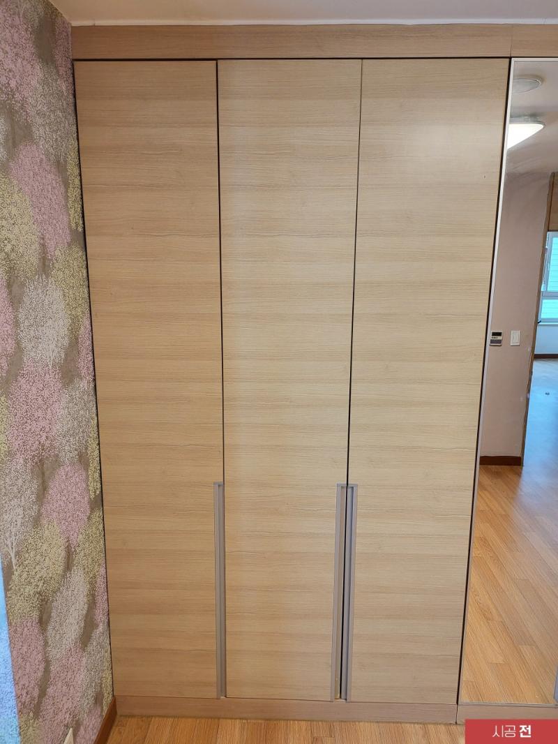 높은 층고의 도어 패널을 부착하는 과정