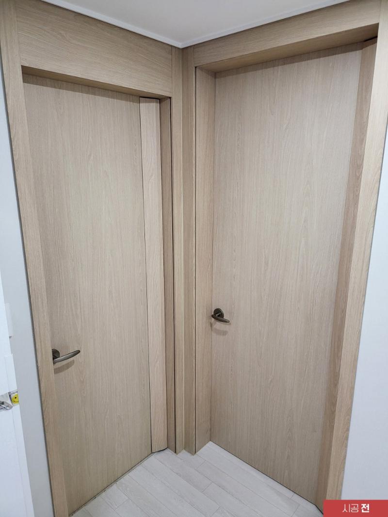 리폼 전 도어와 프레임 상부의 모습