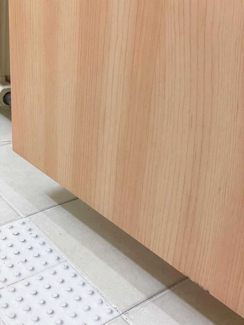 타일 바닥과 맞닿은 도어 하단 마감