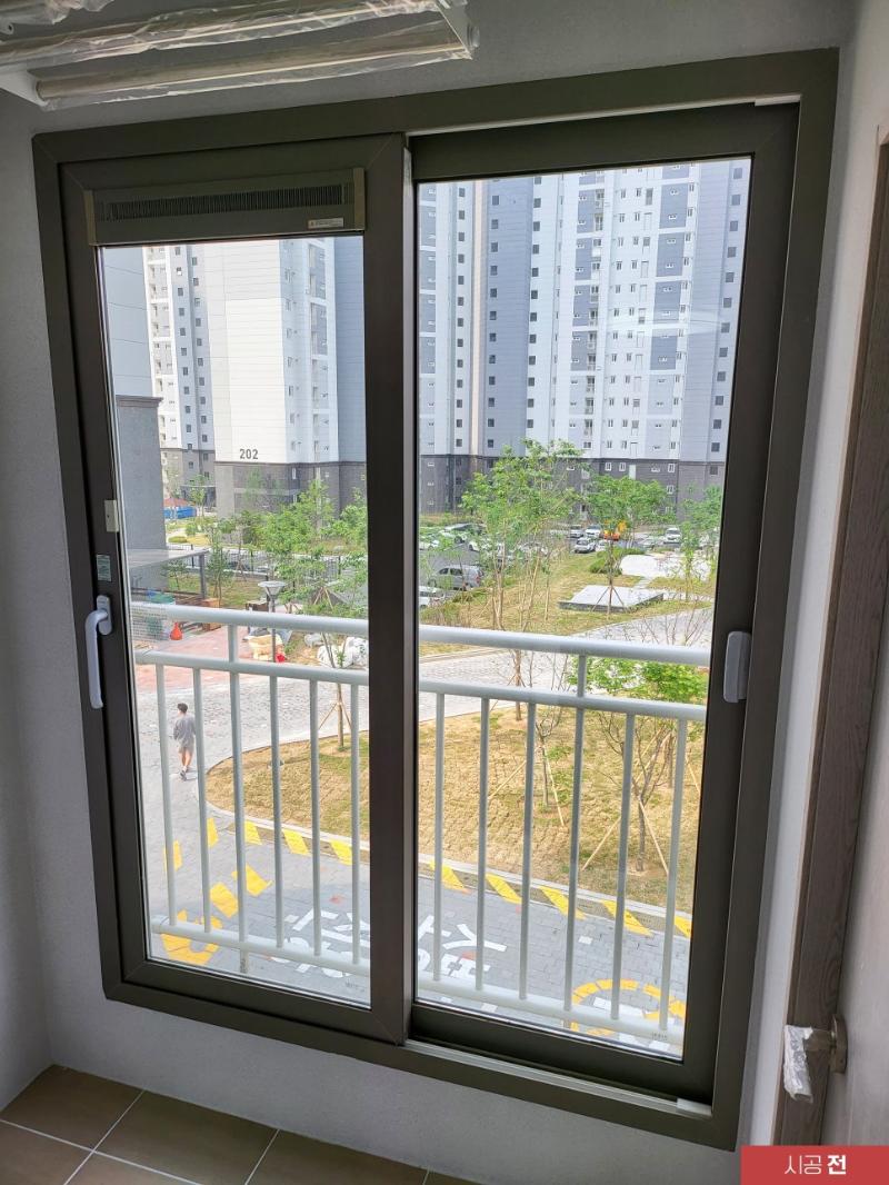 짙은 프레임이 보이는 시공 전 창호 근접 샷