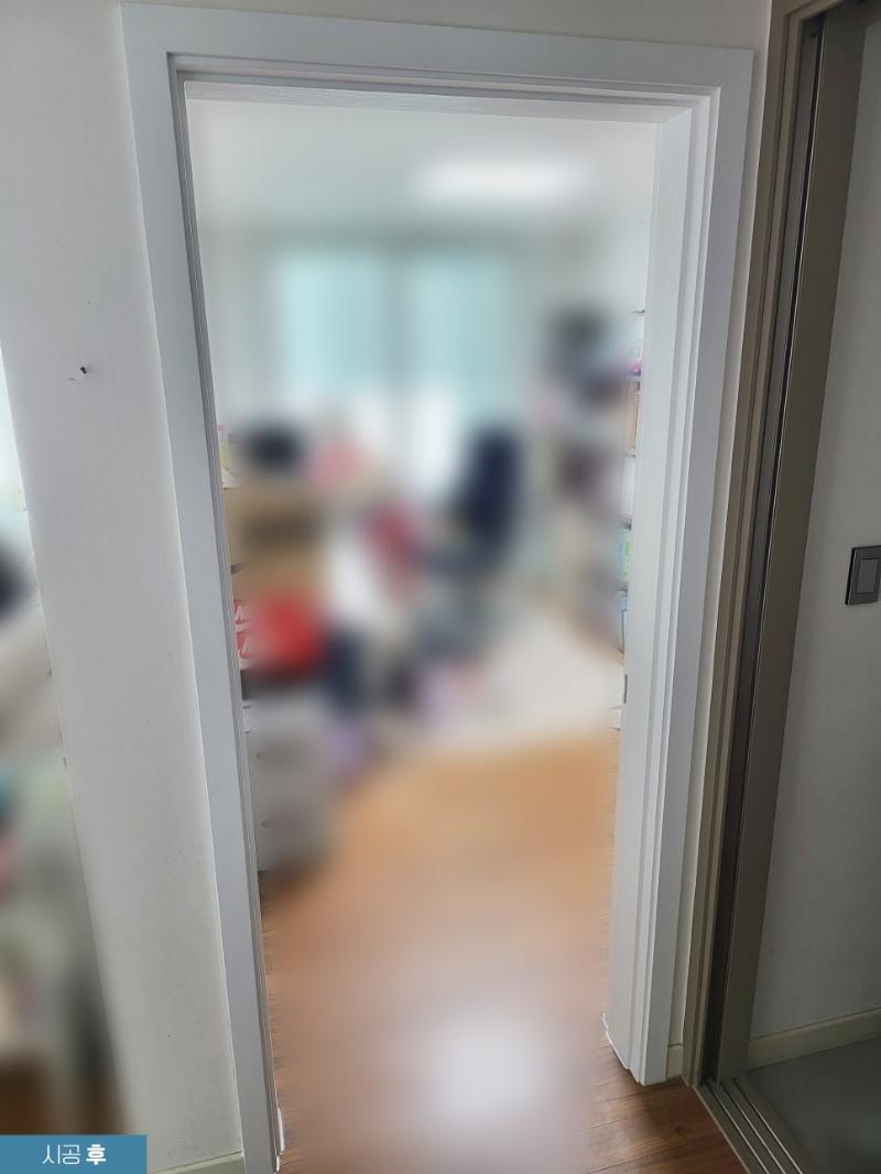 화이트 문틀과 마루가 어우러진 복도