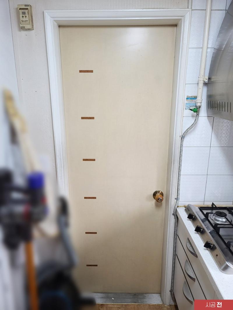 오염이 확인되는 시공 전 여닫이 도어