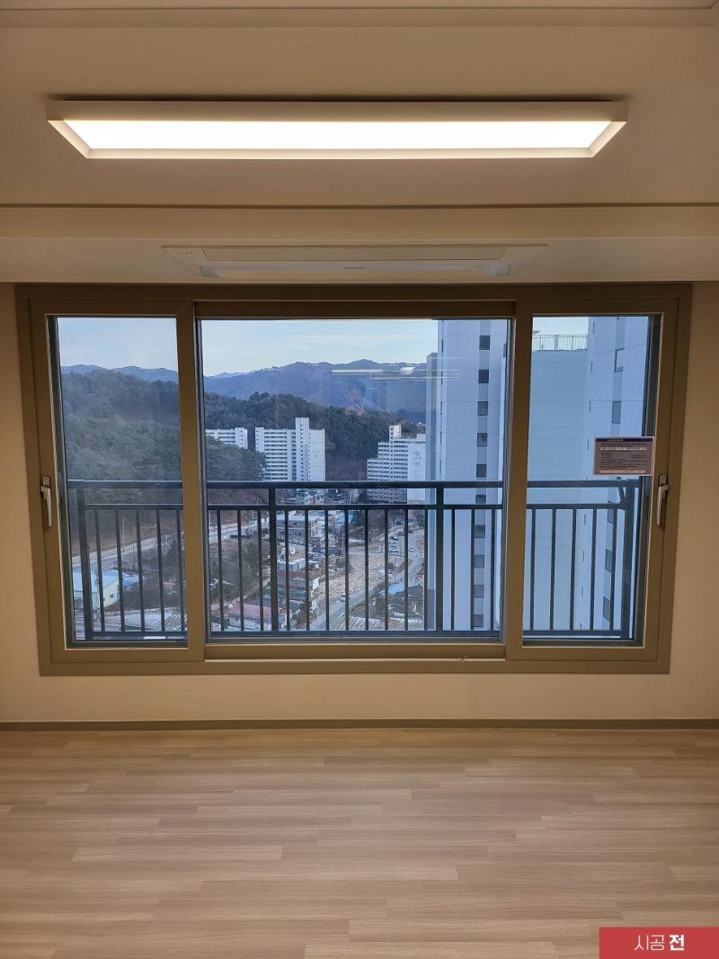 창문 프레임 필름 시공이 진행 중인 모습
