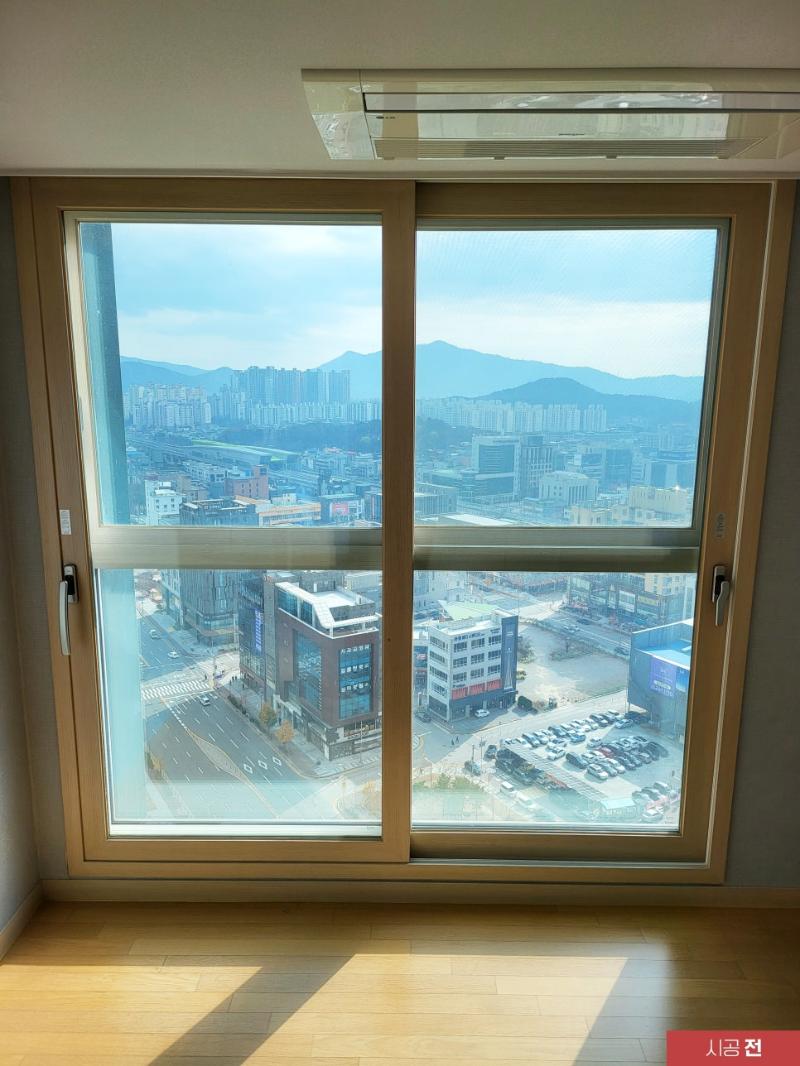 필름 부착을 위해 기존 실리콘을 제거한 창틀