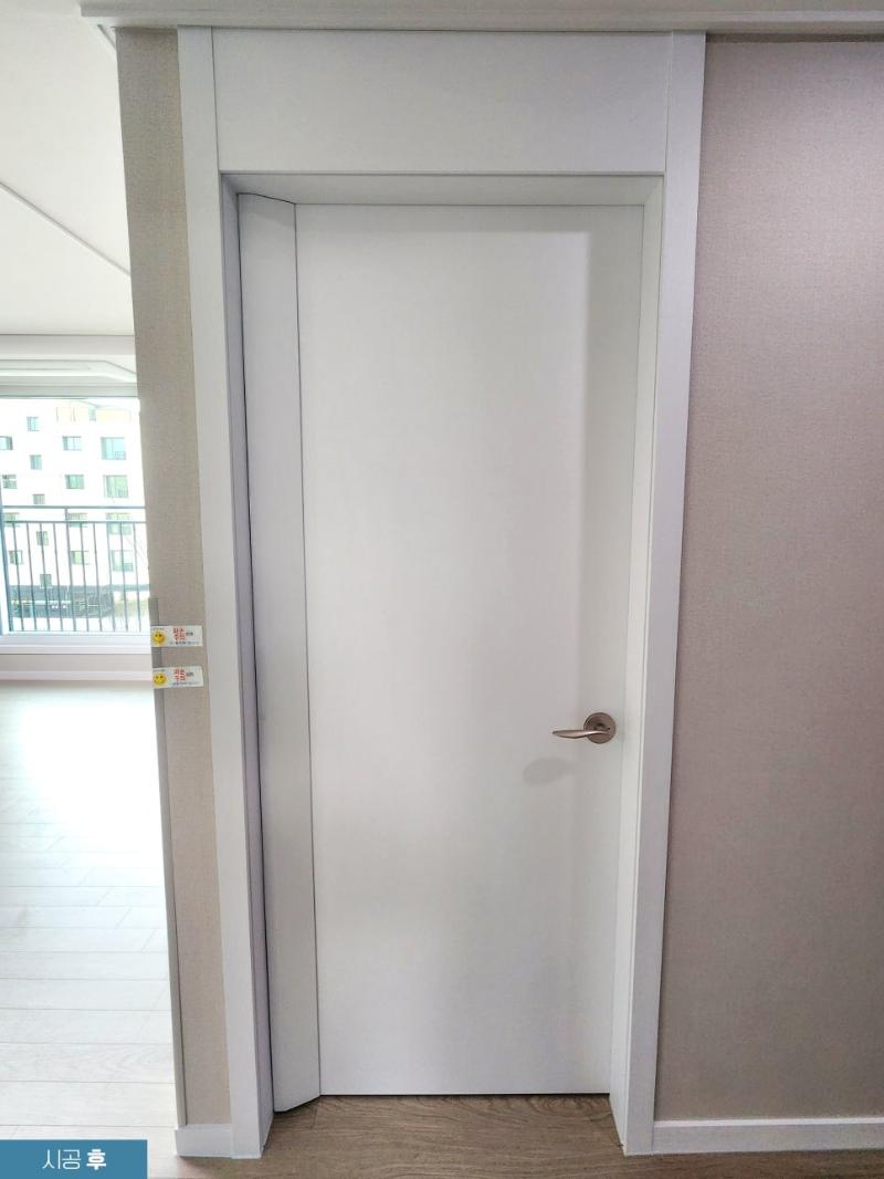 좁은 홈 내부까지 화이트로 마감된 도어 프레임