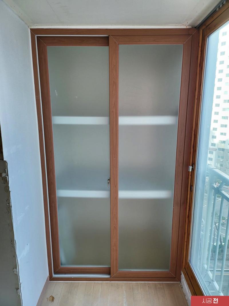 목재 테두리가 그대로 남은 시공 전 터닝도어