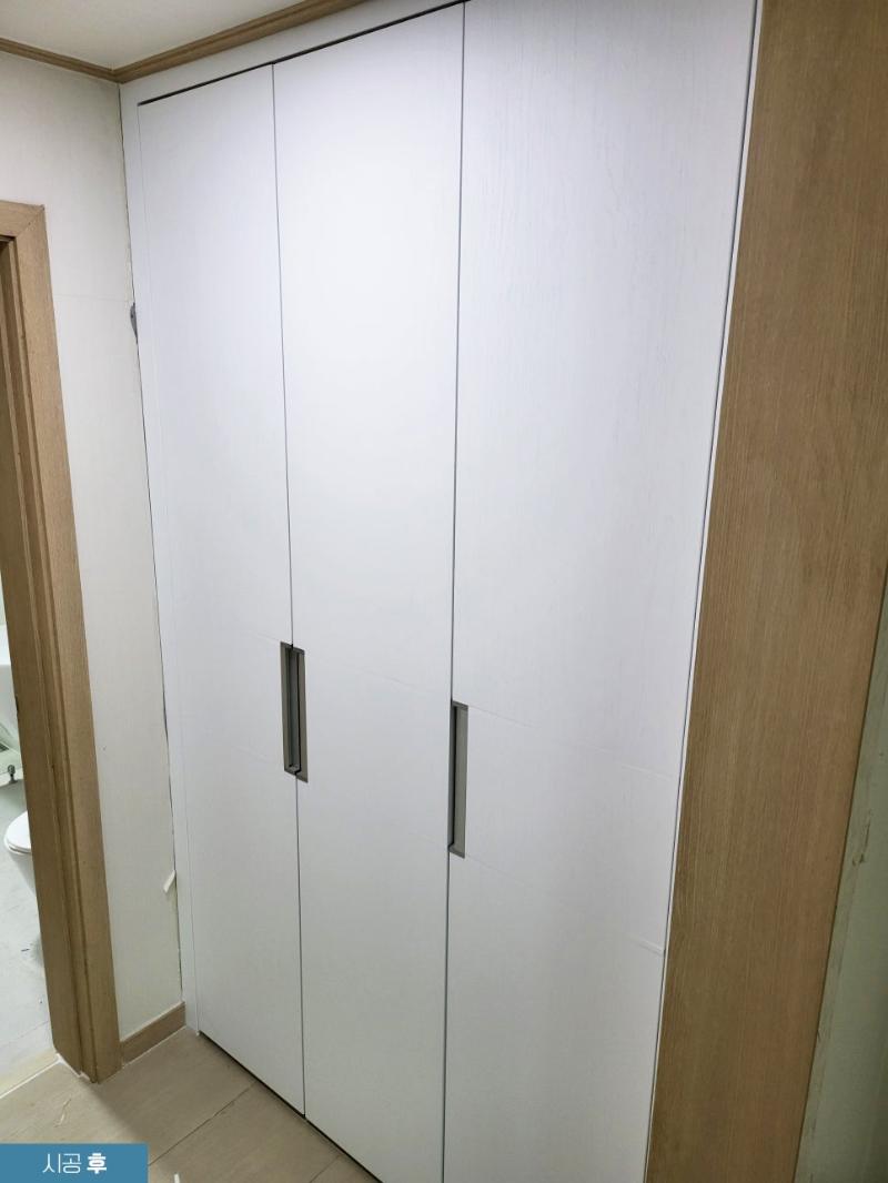 화이트 필름과 실리콘 코킹으로 마감된 수납장
