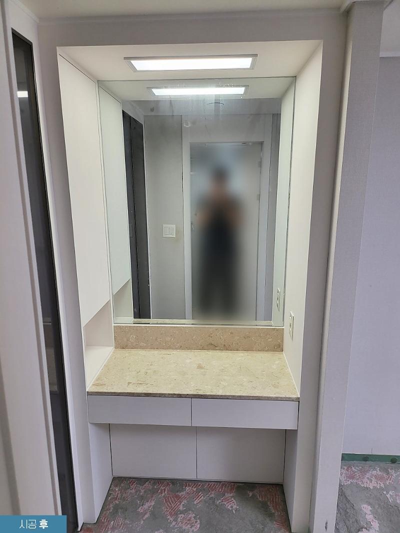 무광 화이트로 변신한 유리 도어 수납장
