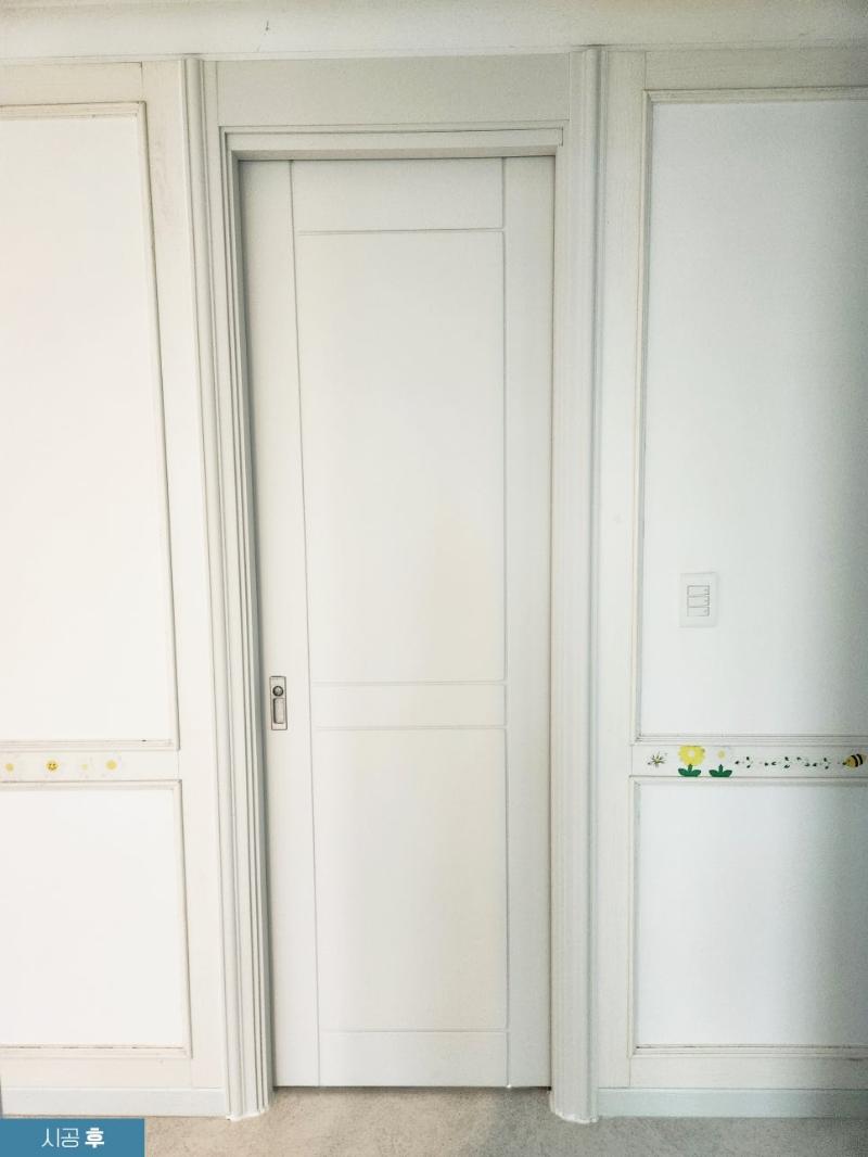 몰딩 라인을 살려 리폼한 도어의 모습