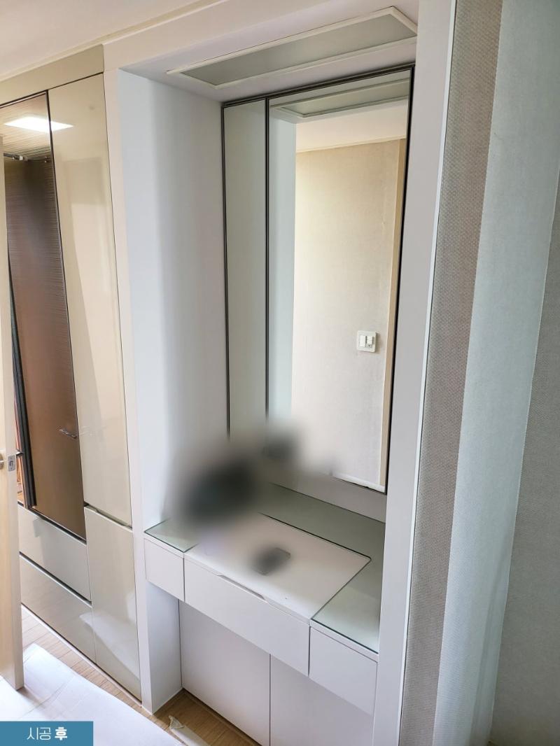 화이트 톤으로 리폼된 드레스룸 화장대