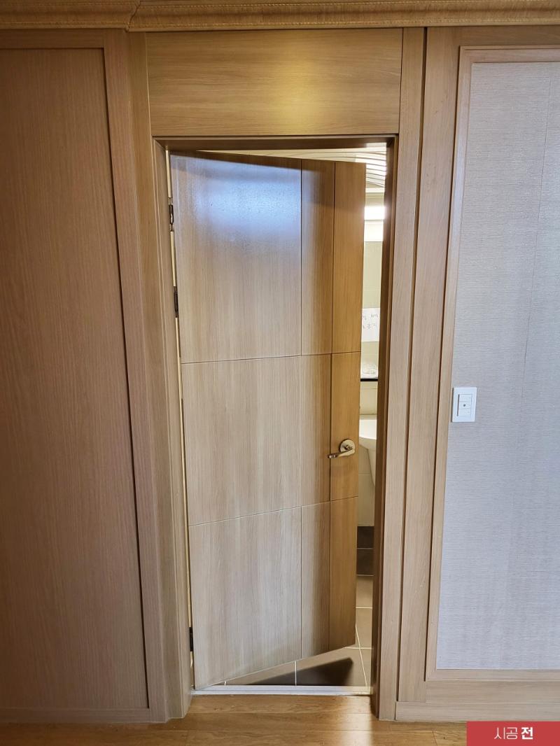 시공 전 힌지가 노출된 여닫이 도어 상부