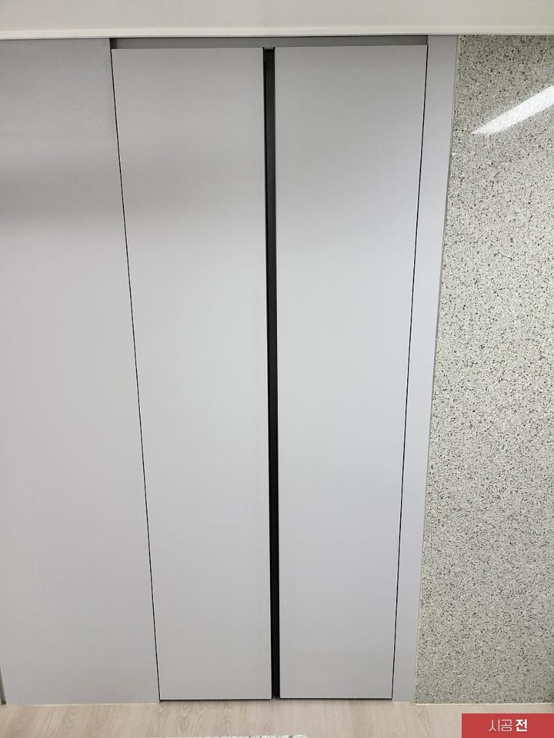 슬라이딩 도어와 석재 패널이 만나는 지점