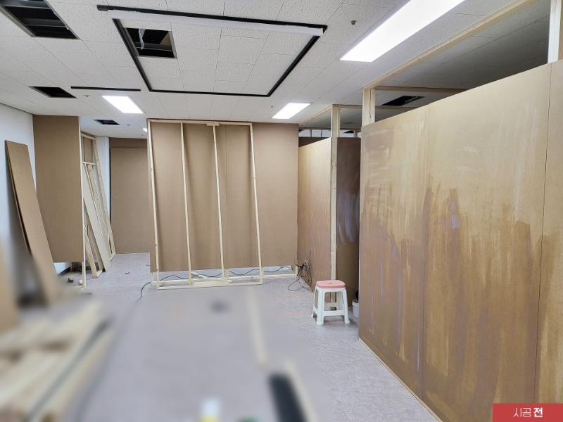 필름 시공 전 MDF 보드와 목재 프레임 상태