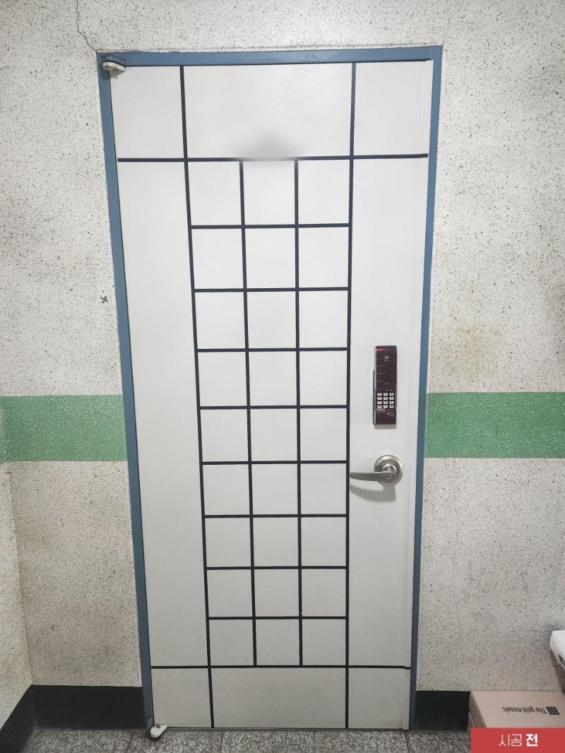 파란 보호 테두리가 둘러진 시공 중의 도어